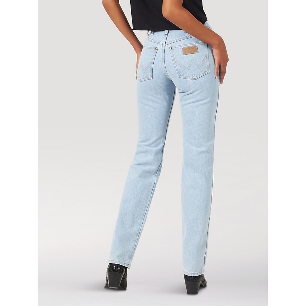 Wrangler • cowboy cut slim fitted high waisted light wash jeans sz 24